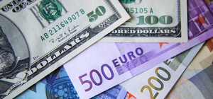 Курс валют в Україні 26 квітня 2024 року: скільки коштує долар і євро